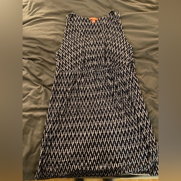 V-neck pattern dress - Picture 2 of 3